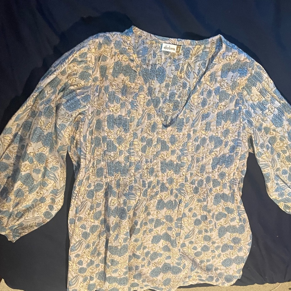 Women’s flowered blouse. Size small.